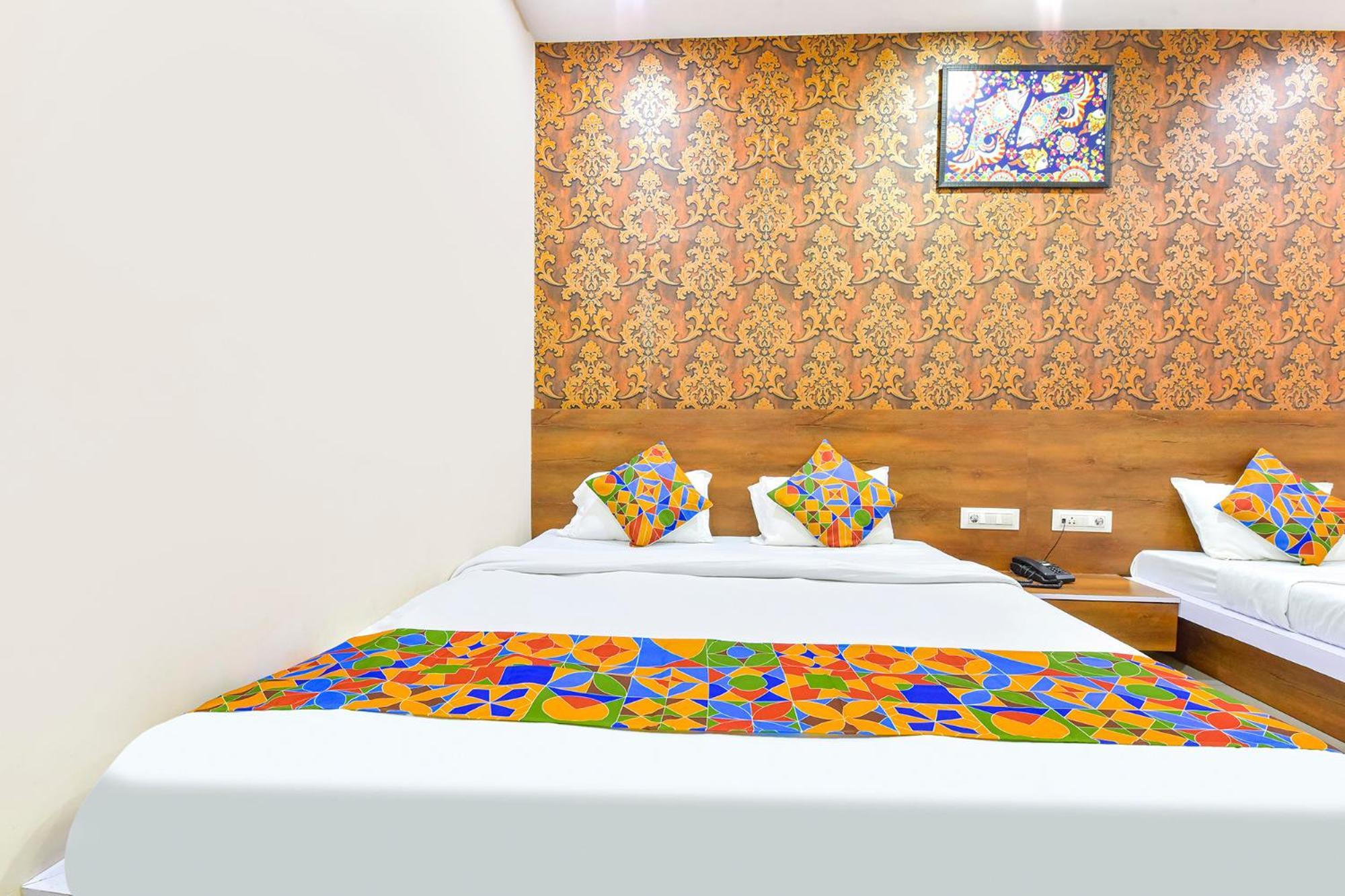 Fabhotel Raghumani Palace Удджайн Екстер'єр фото