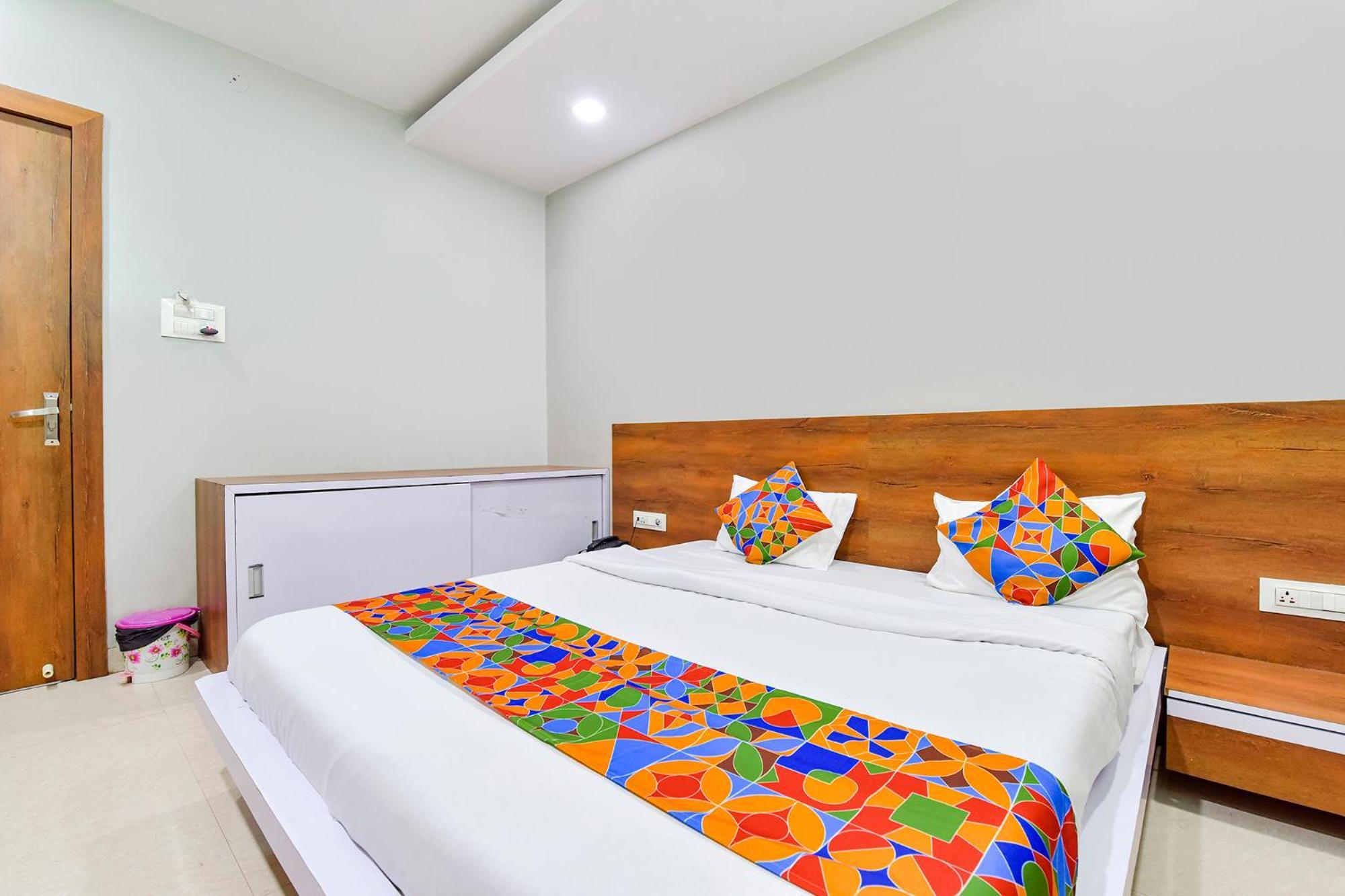 Fabhotel Raghumani Palace Удджайн Екстер'єр фото