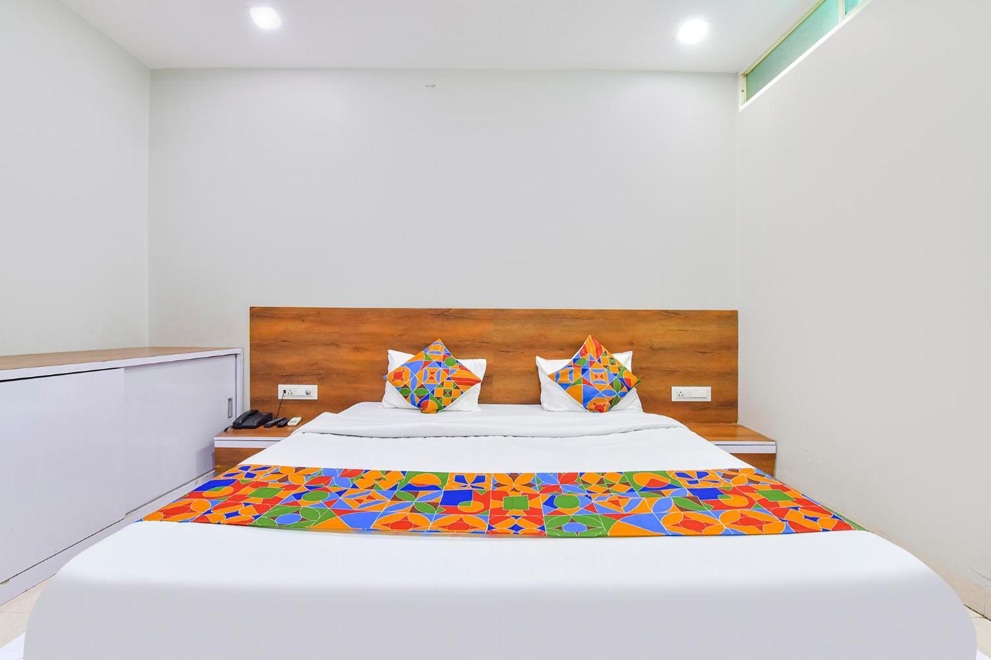 Fabhotel Raghumani Palace Удджайн Екстер'єр фото