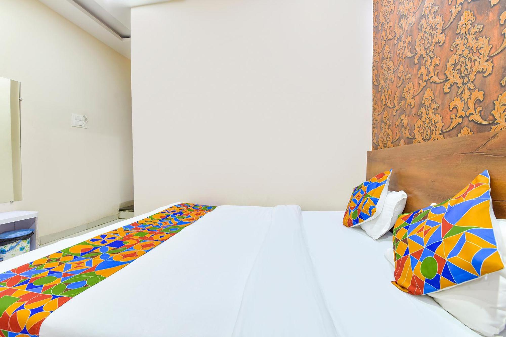 Fabhotel Raghumani Palace Удджайн Екстер'єр фото
